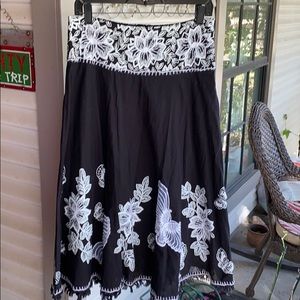 Black and white appliqué skirt Gracie & Me